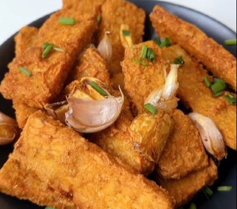Delicious, Fried Tempeh with Garlic for a Richer Flavor