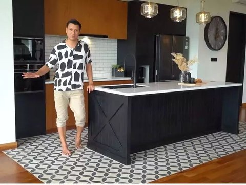 9 Pictures of the Kitchen in Christian Sugiono's Father's Villa, Equipped with a Luxury Island Table