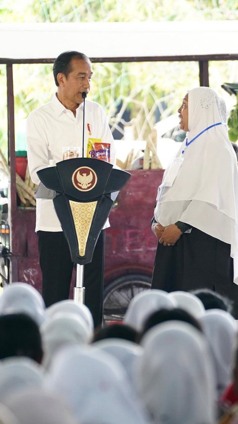 Jokowi Acungi Jempol Untuk Produk Ibu Sri, Nasabah PNM Mekaar