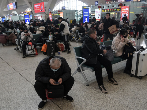 FOTO: Penampakan Kepadatan Arus Mudik Jelang Imlek di China yang Akan Pecahkan Rekor, Stasiun Kereta bak Lautan Manusia