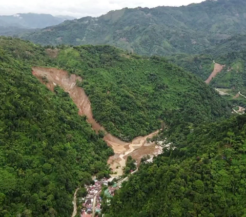 Foto yang diperoleh dari halaman Facebook Kantor Marsekal Pemadam Kebakaran Provinsi (OPFM) Davao de Oro menunjukkan lokasi tanah longsor di Maco, Davao de Oro, Filipina pada Rabu (7/2/2024). Foto: Renante Naparan / AFPTV / AFP