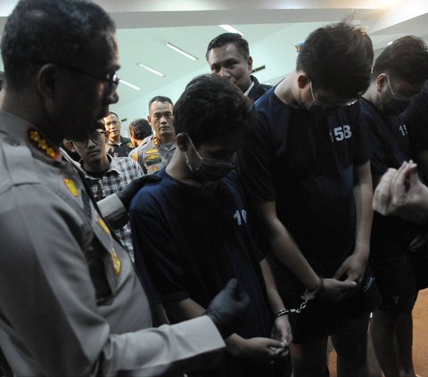 FOTO: Polisi Gerebek Markas Judi Online Jaringan Internasional di Matraman, 10 Orang Ditangkap