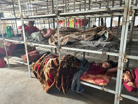 Tenda Pengungsian Tergenang Banjir, Anak-Anak Gaza Terpaksa Tidur di Kandang Ayam