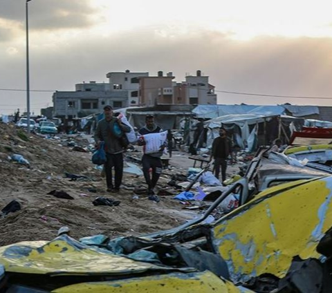 Tenda Pengungsian Tergenang Banjir, Anak-Anak Gaza Terpaksa Tidur di Kandang Ayam