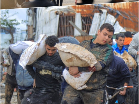 Tenda Pengungsian Tergenang Banjir, Anak-Anak Gaza Terpaksa Tidur di Kandang Ayam