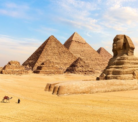 Flying Above Egyptian Pyramids, Psychiatrist Discovers Mysterious Graffiti Inscriptions