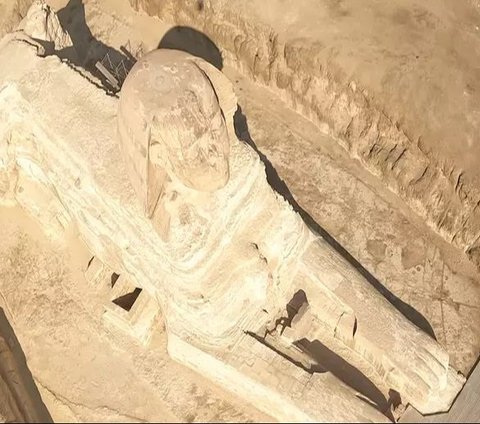 Flying Above Egyptian Pyramids, Psychiatrist Discovers Mysterious Graffiti Inscriptions