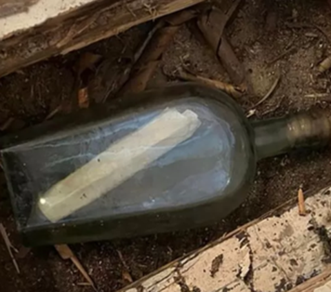 Surat dalam Botol Berusia 135 Tahun Ditemukan di Bawah Lantai Rumah, Isinya Bikin Haru