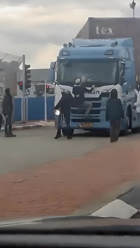 Israeli Citizens Block Aid Trucks from Entering Gaza, Even Climbing onto the Front of the Truck