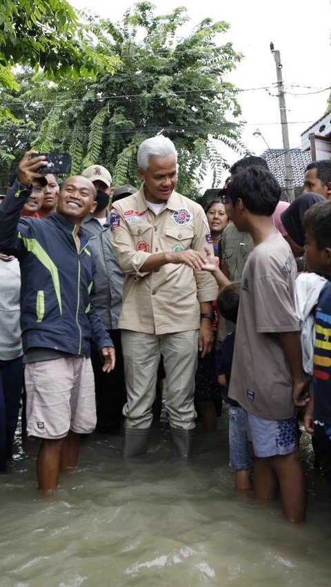 <br>Ganjar Banjir-banjiran Temui Warga Grobogan: Di Atas Politik Ada Kemanusiaan