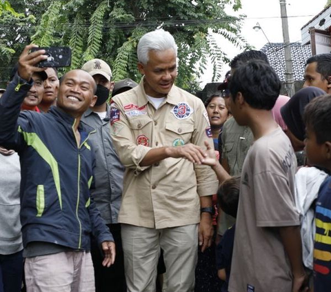 Ganjar Banjir-banjiran Temui Warga Grobogan: Di Atas Politik Ada Kemanusiaan