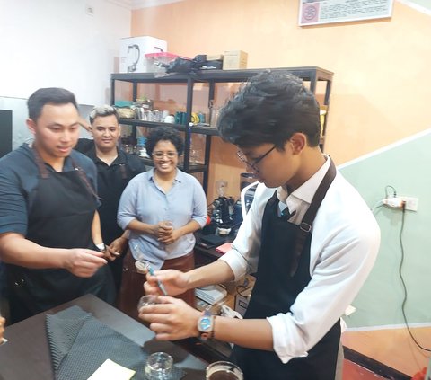 Kunjungi Kafe Mempekerjakan Kaum Disablitas di Kupang, Alam Ganjar Unjuk Kebolehan Jadi Barista