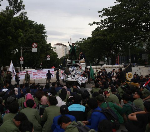 Ribuan mahasiswa berunjuk rasa di kawasan Harmoni, dekat Istana Negara, Jakarta, pada Rabu (7/2/2024). Dalam aksi unjuk rasa bertajuk #TolakPemiluCurang, ribuan mahasiswa tersebut menuntut Presiden Joko Widodo atau Jokowi untuk dimakzulkan.