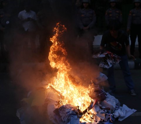 FOTO: Aksi Mahasiswa Demo Tuntut Pemakzulan Jokowi di Depan Istana, Poster Prabowo-Gibran Dibakar