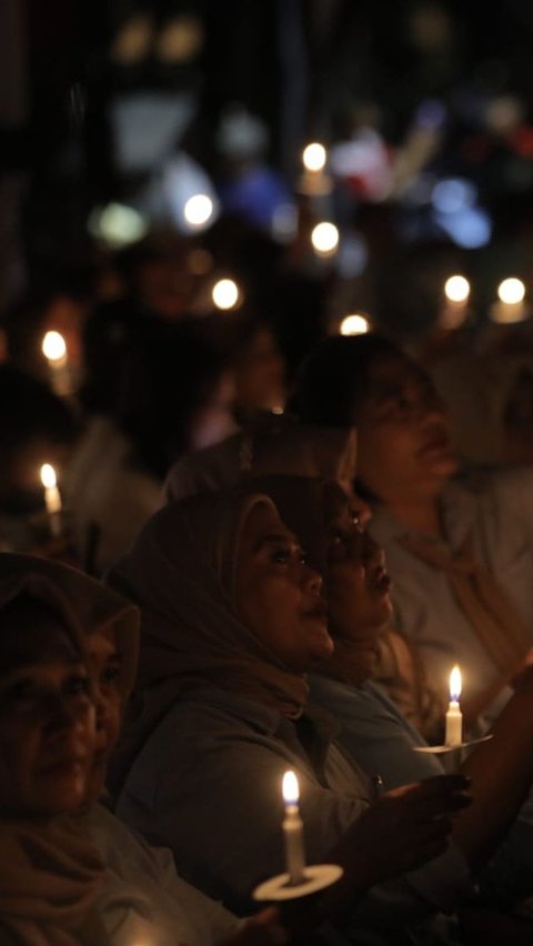 Dalam momen deklarasi tersebut para relawan menyalakan 1.000 lilin sebagai tanda cinta untuk Indonesia.