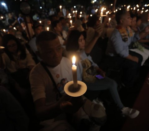 FOTO: Deklarasi Dukungan, Relawan Prabowo-Gibran Nyalakan 1.000 Lilin Cinta untuk Indonesia