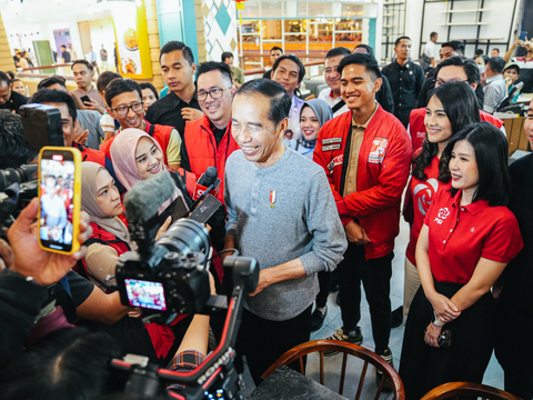 Makan Mie Bareng Kaesang & Kader PSI di Deli Serdang, Jokowi Ngaku Cuma Kebetulan