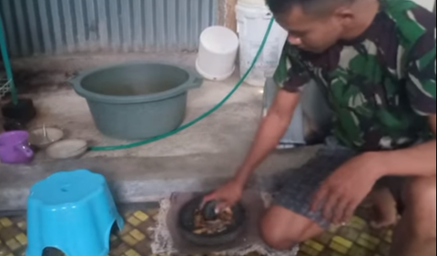 Sang kopral nampak menggoreng tempe hingga matang. Ada pula momen sang prajurit yang tengah mengulek sambal dengan cekatan.