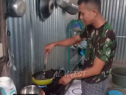 Sambil Bernyanyi, Prajurit TNI Ngulek Sambal dan Memasak 'Menunya Telur Campur dan Tempe'