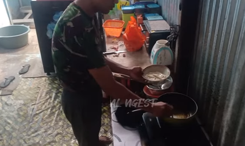 Sambil Bernyanyi, Prajurit TNI Ngulek Sambal dan Memasak 'Menunya Telur Campur dan Tempe'