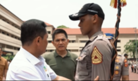 Gubernur Akpol Irjen Krisno Halomoan Siregar pun meminta sang jenderal bintang tiga itu memberikan pesan kepada taruna tersebut.