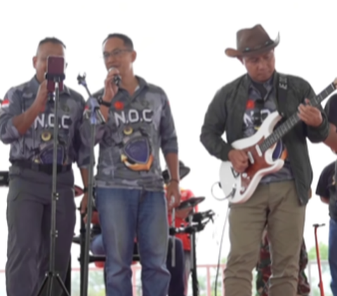Panglima TNI Jenderal TNI Agus Subiyanto unjuk kebolehannya bermain musik bersama dengan Pangkostrad Letjen TNI M. Saleh Mustafa dan Laksdya TNI Erwin S. Aldedharma.<br>