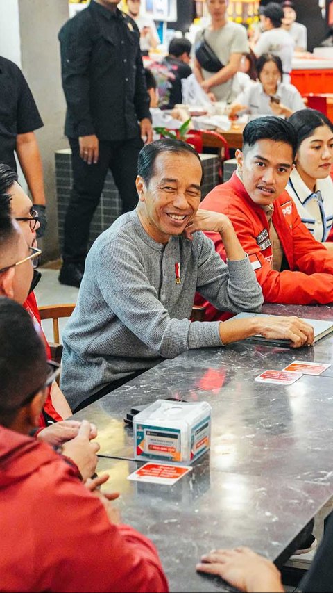 FOTO: Kemesraan Jokowi dan Elite PSI Makan Malam Bareng di Medan