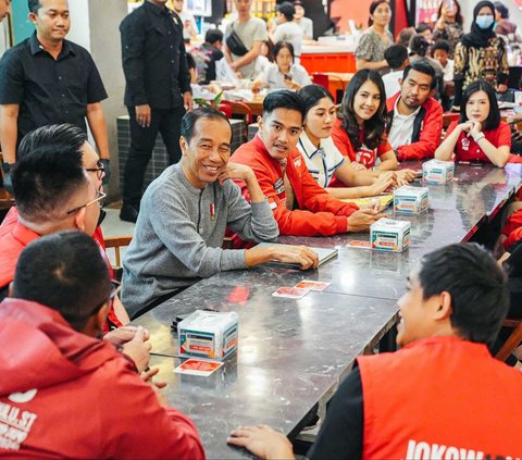 Presiden Joko Widodo atau Jokowi kembali memperlihatkan kemesraannya dengan Partai Solidaritas Indonesia (PSI) melalui jamuan makan malam bersama elite partai itu di Sun Plaza Medan, Rabu (7/2) malam.<br><br>