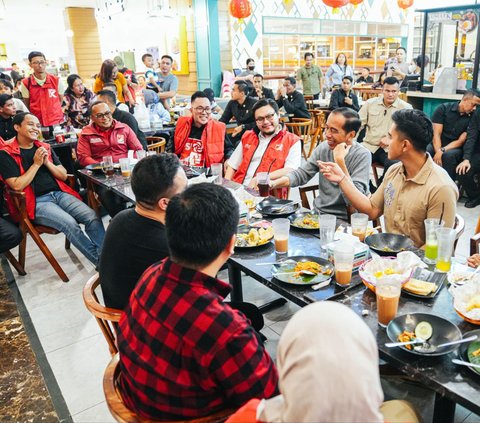 FOTO: Kemesraan Jokowi dan Elite PSI Makan Malam Bareng di Medan