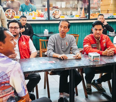 FOTO: Kemesraan Jokowi dan Elite PSI Makan Malam Bareng di Medan