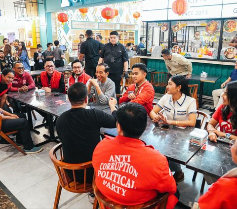 FOTO: Kemesraan Jokowi dan Elite PSI Makan Malam Bareng di Medan