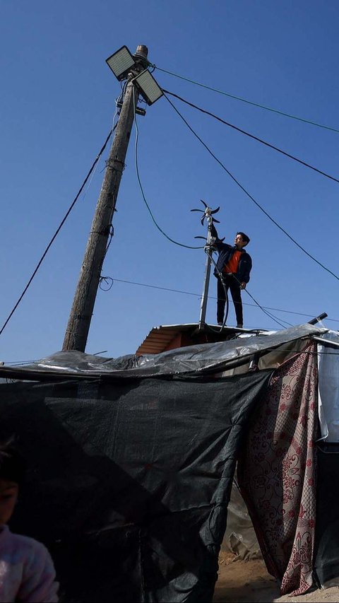 FOTO: Kisah Bocah Jenius yang Dijuluki 'Newton dari Gaza', Ciptakan Sumber Listrik untuk Tenda Pengungsian