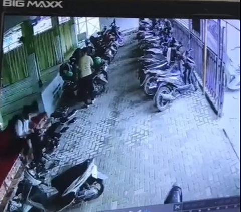 Viral Rekaman CCTV Pemuda Mencuri Sandal di Masjid, Begini Kronologinya