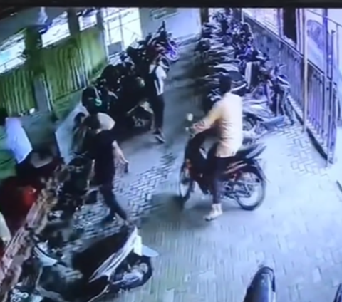 Viral Rekaman CCTV Pemuda Mencuri Sandal di Masjid, Begini Kronologinya