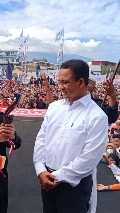 Anies Terima Kujang dan Ikat Merah Putih di Kampanye Garut, Simbol Teguh pada Janji