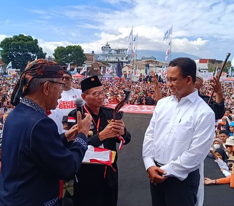 Anies Terima Kujang dan Ikat Merah Putih di Kampanye Garut, Simbol Teguh pada Janji