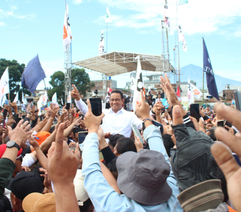 Anies Terima Kujang dan Ikat Merah Putih di Kampanye Garut, Simbol Teguh pada Janji