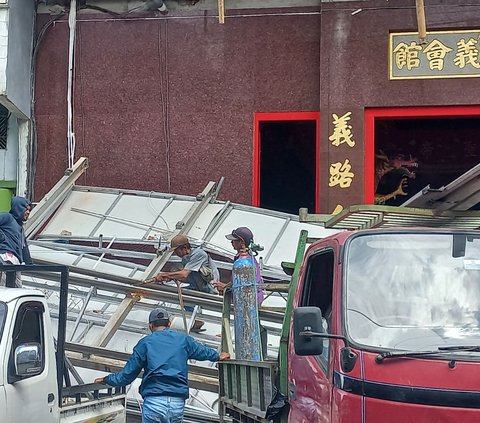 Kanopi Klenteng Kwan Kong Makassar Roboh Jelang Imlek, 2 Pekerja Terluka