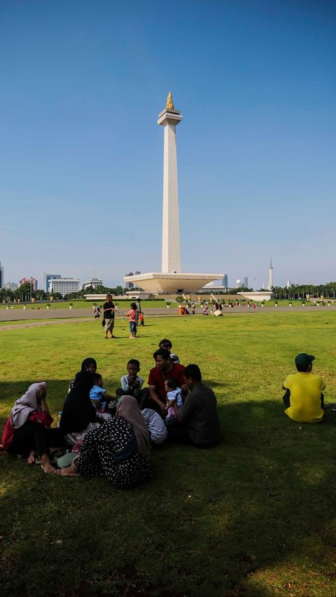 FOTO: Keseruan Warga Menikmati Libur Panjang Isra Mikraj dan Imlek 2024 di Monas