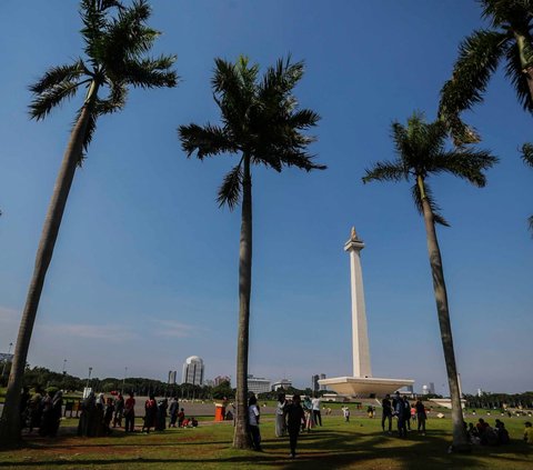 Sejumlah pengunjung tampak meramaikan kawasan Monumen Nasional (Monas), Jakarta, pada Kamis (8/2/2024). Libur panjang Isra Mikraj dan Tahun baru Imlek 2024 dimanfaatkan sejumlah warga untuk berekreasi di Monas. Liputan6.com/Angga Yuniar