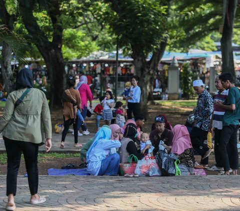 FOTO: Keseruan Warga Menikmati Libur Panjang Isra Mikraj dan Imlek 2024 di Monas