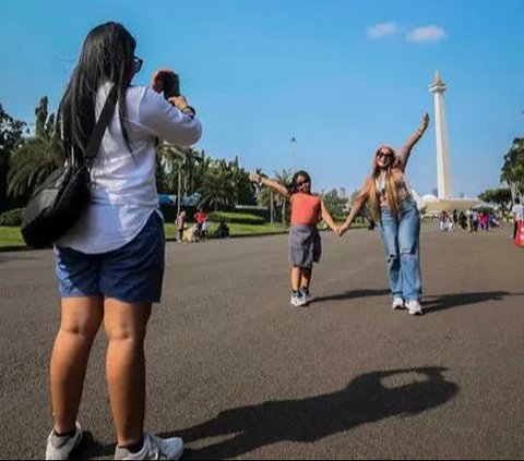 FOTO: Keseruan Warga Menikmati Libur Panjang Isra Mikraj dan Imlek 2024 di Monas