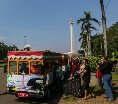 FOTO: Keseruan Warga Menikmati Libur Panjang Isra Mikraj dan Imlek 2024 di Monas