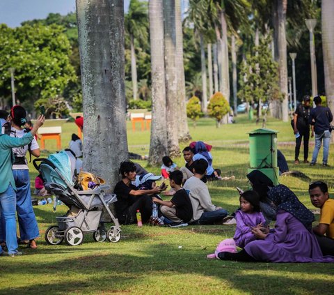 FOTO: Keseruan Warga Menikmati Libur Panjang Isra Mikraj dan Imlek 2024 di Monas