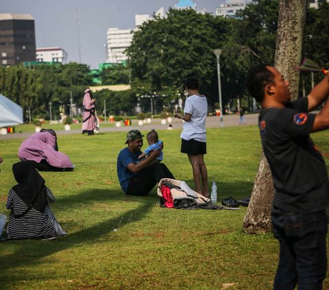 FOTO: Keseruan Warga Menikmati Libur Panjang Isra Mikraj dan Imlek 2024 di Monas