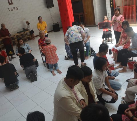 Tangis Haru Warnai Tradisi Basuh Kaki Orang Tua Jelang Imlek di Semarang
