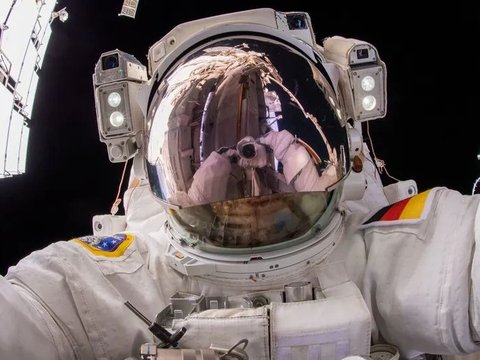Various Outer Space Aromas According to Astronauts, from Fart Smell to Steak