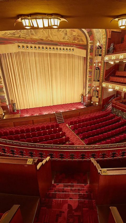This is the Legendary and Most Beautiful Cinema in the World, Over a Century Old