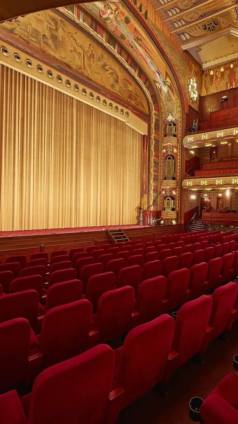 This is the Legendary and Most Beautiful Cinema in the World, Over a Century Old