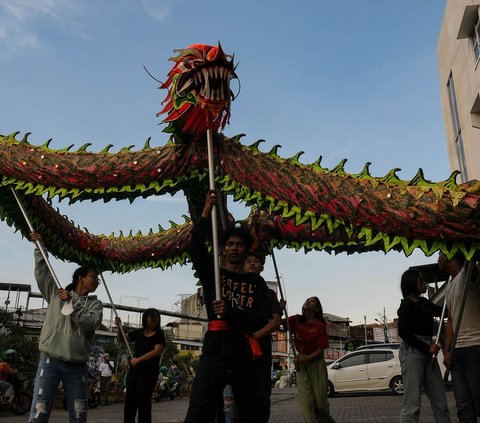 Menjelang perayaan Imlek 2024, Sanggar Shen Lung Jakarta sibuk menggelar latihan bermain barongsai dan liong naga. Latihan tersebut dilakukan setiap sore hari di kawasan Jatinegara, Jakarta, pada Kamis (8/2/2024). Foto: Merdeka.com/Imam Buhori